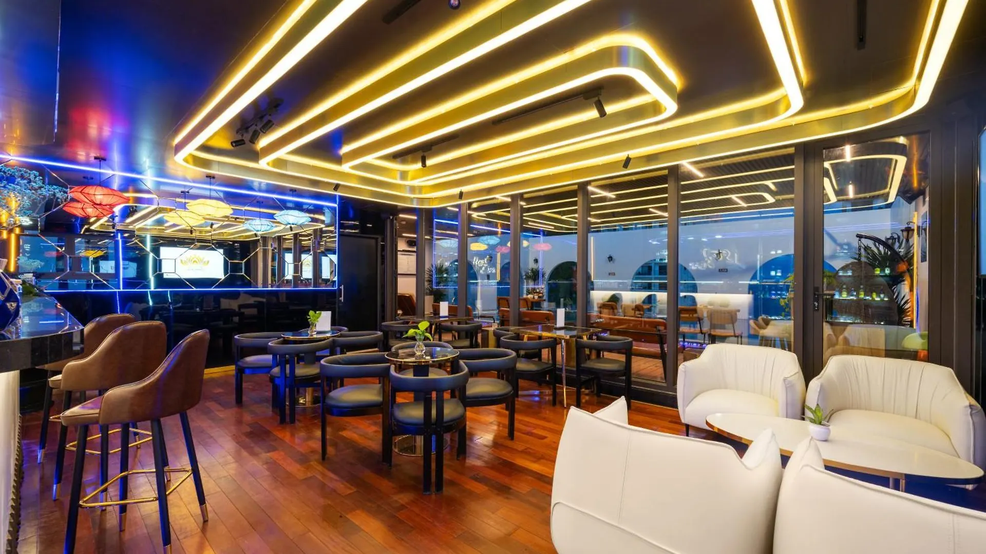 Golden Lotus Hotel Da Nang - Rooftop Bar Sea View