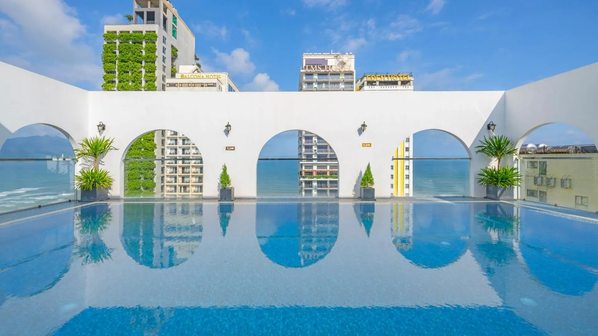 Golden Lotus Hotel Da Nang - Rooftop Bar Sea View